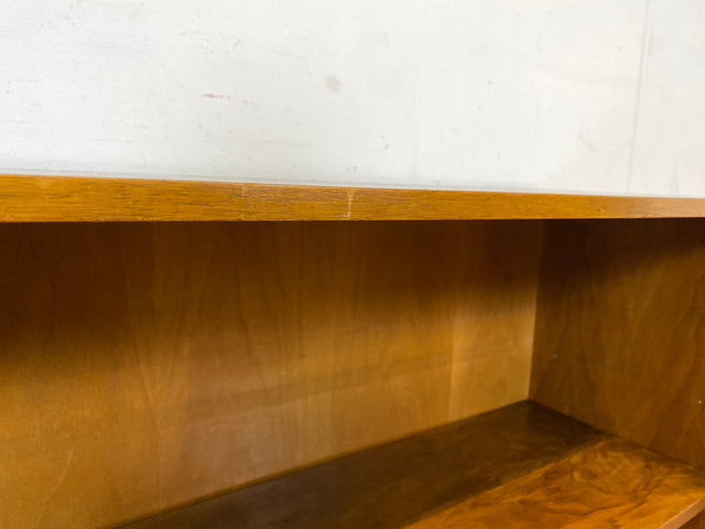 Sehr schönes niedriges Mid-Century Regal in Nussbaum auf neuen Metallfüßen I Bücherregal Bücherschrank Holzregal Bookshelf Küchenregal Badregal Sideboard Vintage 60er I