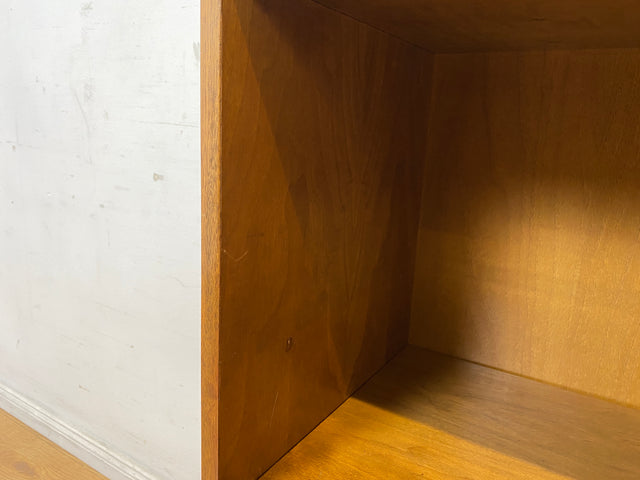 Sehr schönes niedriges Mid-Century Regal in Nussbaum auf neuen Metallfüßen I Bücherregal Bücherschrank Holzregal Bookshelf Küchenregal Badregal Sideboard Vintage 60er I