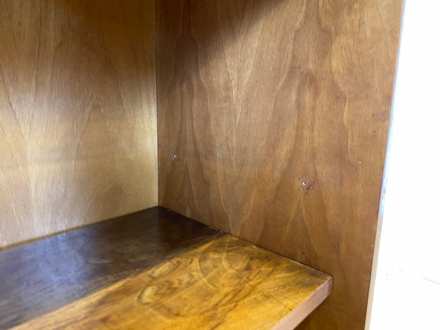 Sehr schönes niedriges Mid-Century Regal in Nussbaum auf neuen Metallfüßen I Bücherregal Bücherschrank Holzregal Bookshelf Küchenregal Badregal Sideboard Vintage 60er I