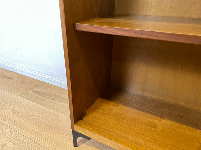 Sehr schönes niedriges Mid-Century Regal in Nussbaum auf neuen Metallfüßen I Bücherregal Bücherschrank Holzregal Bookshelf Küchenregal Badregal Sideboard Vintage 60er I