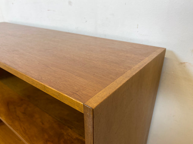 Sehr schönes niedriges Mid-Century Regal in Nussbaum auf neuen Metallfüßen I Bücherregal Bücherschrank Holzregal Bookshelf Küchenregal Badregal Sideboard Vintage 60er I