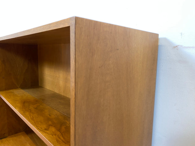 Sehr schönes niedriges Mid-Century Regal in Nussbaum auf neuen Metallfüßen I Bücherregal Bücherschrank Holzregal Bookshelf Küchenregal Badregal Sideboard Vintage 60er I