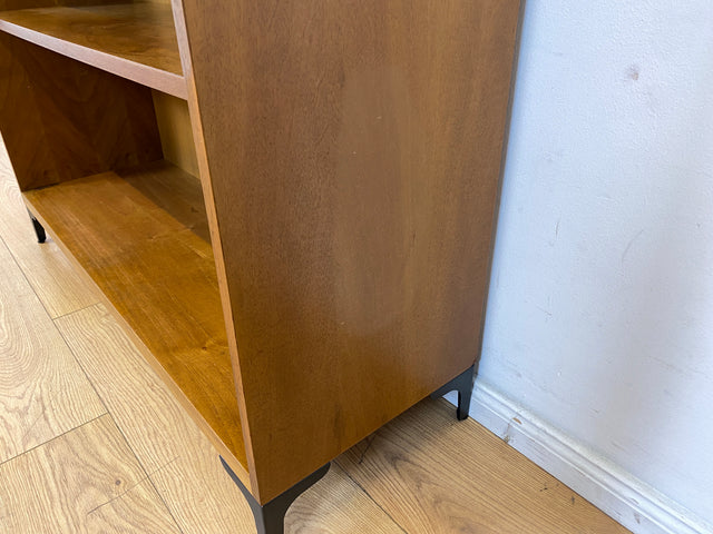 Sehr schönes niedriges Mid-Century Regal in Nussbaum auf neuen Metallfüßen I Bücherregal Bücherschrank Holzregal Bookshelf Küchenregal Badregal Sideboard Vintage 60er I