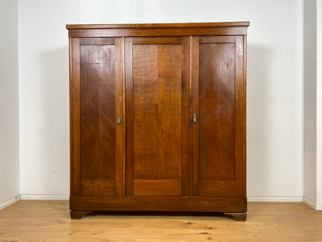 WMK Besonders schöner und gut erhaltener antiker Kleiderschrank aus Vollholz mit Messing Beschlägen # 3-türiger Schrank Schlafzimmerschrank Wäscheschrank Dielenschrank Wardrobe Jugendstil Vintage