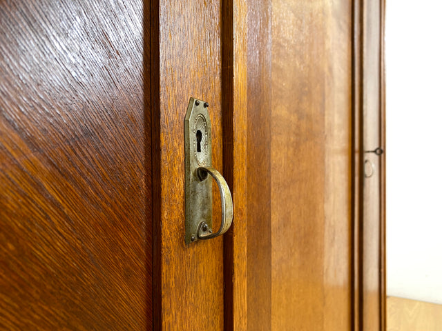 WMK Besonders schöner und gut erhaltener antiker Kleiderschrank aus Vollholz mit Messing Beschlägen # 3-türiger Schrank Schlafzimmerschrank Wäscheschrank Dielenschrank Wardrobe Jugendstil Vintage