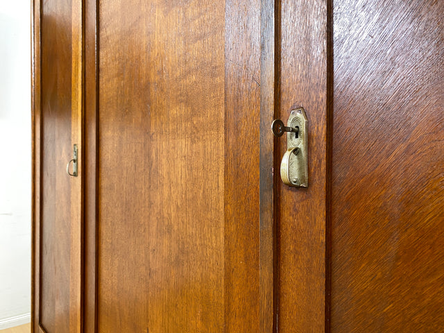 WMK Besonders schöner und gut erhaltener antiker Kleiderschrank aus Vollholz mit Messing Beschlägen # 3-türiger Schrank Schlafzimmerschrank Wäscheschrank Dielenschrank Wardrobe Jugendstil Vintage