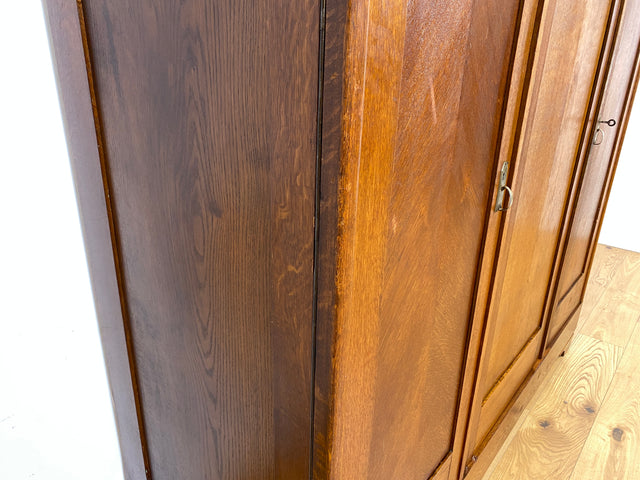 WMK Besonders schöner und gut erhaltener antiker Kleiderschrank aus Vollholz mit Messing Beschlägen # 3-türiger Schrank Schlafzimmerschrank Wäscheschrank Dielenschrank Wardrobe Jugendstil Vintage