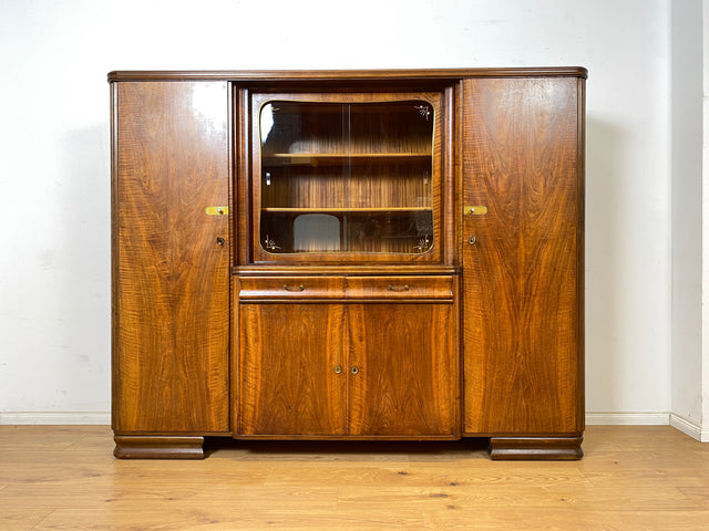 WMK Formschöner & sehr gut erhaltener 1930er Jahre Art Deco Wohnzimmerschrank aus vollem Holz mit Vitrine, Schubladen & Messingbeschlägen # Schrank Highboard Vitrinenschrank Sideboard Anrichte Vintage