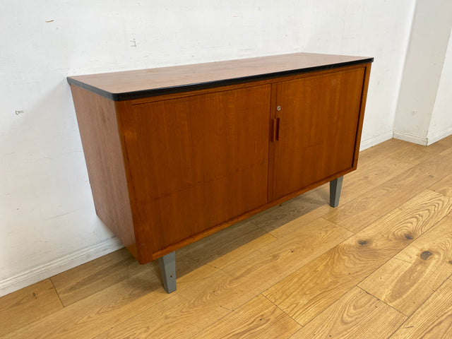 Stilvolles skandinavisches Vintage Sideboard in Teakholz mit Lamellen Schiebetüren und Metallfüßen I Kommode Schrank Tv Lowboard Aktenschrank Schuhkommode Mid-Century I