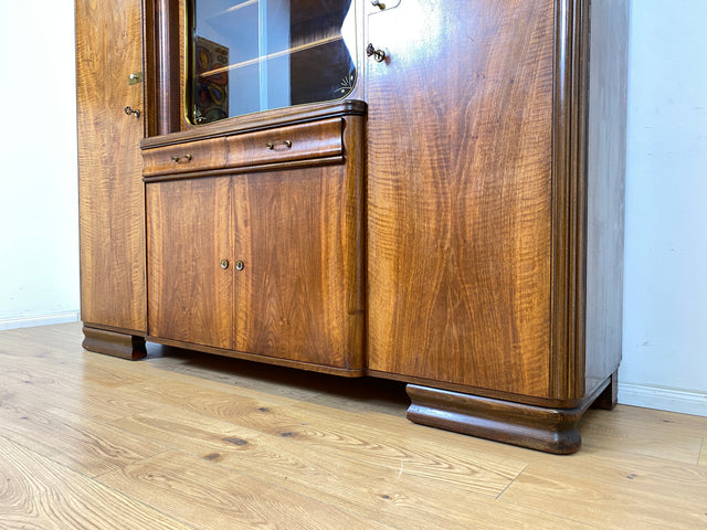 WMK Formschöner & sehr gut erhaltener 1930er Jahre Art Deco Wohnzimmerschrank aus vollem Holz mit Vitrine, Schubladen & Messingbeschlägen # Schrank Highboard Vitrinenschrank Sideboard Anrichte Vintage