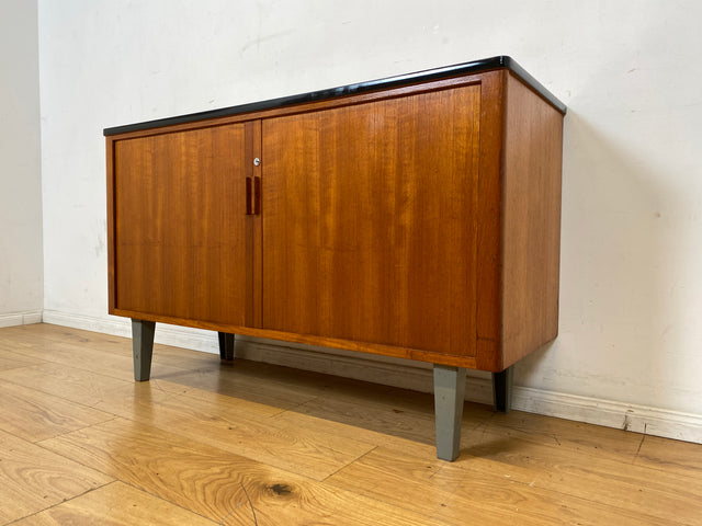 Stilvolles skandinavisches Vintage Sideboard in Teakholz mit Lamellen Schiebetüren und Metallfüßen I Kommode Schrank Tv Lowboard Aktenschrank Schuhkommode Mid-Century I