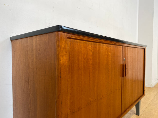 Stilvolles skandinavisches Vintage Sideboard in Teakholz mit Lamellen Schiebetüren und Metallfüßen I Kommode Schrank Tv Lowboard Aktenschrank Schuhkommode Mid-Century I