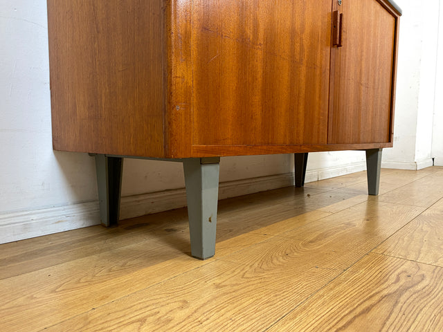 Stilvolles skandinavisches Vintage Sideboard in Teakholz mit Lamellen Schiebetüren und Metallfüßen I Kommode Schrank Tv Lowboard Aktenschrank Schuhkommode Mid-Century I