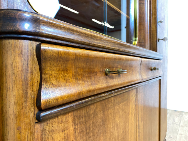 WMK Formschöner & sehr gut erhaltener 1930er Jahre Art Deco Wohnzimmerschrank aus vollem Holz mit Vitrine, Schubladen & Messingbeschlägen # Schrank Highboard Vitrinenschrank Sideboard Anrichte Vintage