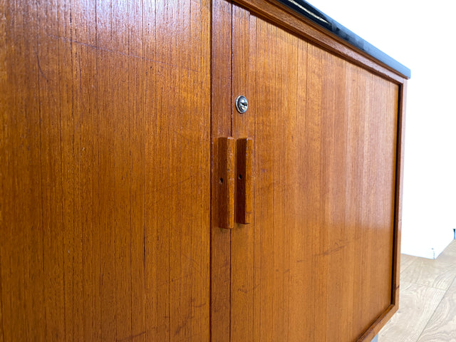 Stilvolles skandinavisches Vintage Sideboard in Teakholz mit Lamellen Schiebetüren und Metallfüßen I Kommode Schrank Tv Lowboard Aktenschrank Schuhkommode Mid-Century I