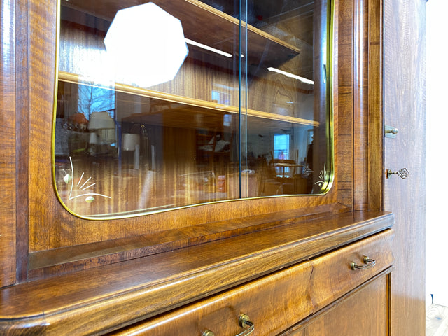 WMK Formschöner & sehr gut erhaltener 1930er Jahre Art Deco Wohnzimmerschrank aus vollem Holz mit Vitrine, Schubladen & Messingbeschlägen # Schrank Highboard Vitrinenschrank Sideboard Anrichte Vintage