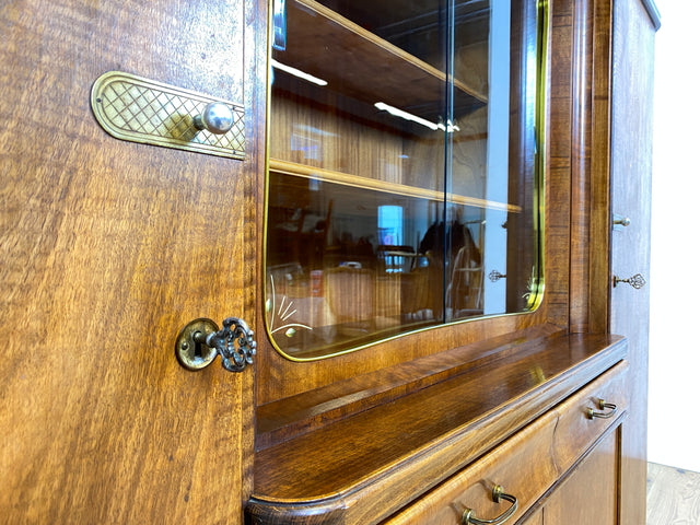 WMK Formschöner & sehr gut erhaltener 1930er Jahre Art Deco Wohnzimmerschrank aus vollem Holz mit Vitrine, Schubladen & Messingbeschlägen # Schrank Highboard Vitrinenschrank Sideboard Anrichte Vintage