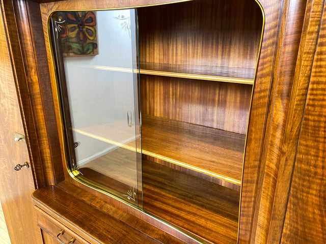 WMK Formschöner & sehr gut erhaltener 1930er Jahre Art Deco Wohnzimmerschrank aus vollem Holz mit Vitrine, Schubladen & Messingbeschlägen # Schrank Highboard Vitrinenschrank Sideboard Anrichte Vintage