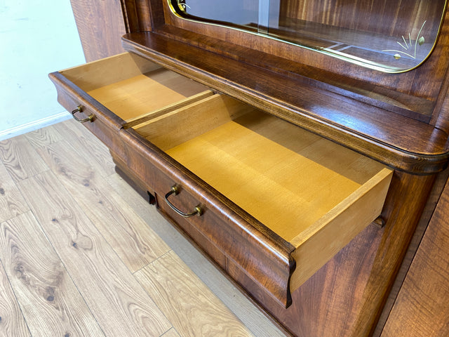 WMK Formschöner & sehr gut erhaltener 1930er Jahre Art Deco Wohnzimmerschrank aus vollem Holz mit Vitrine, Schubladen & Messingbeschlägen # Schrank Highboard Vitrinenschrank Sideboard Anrichte Vintage