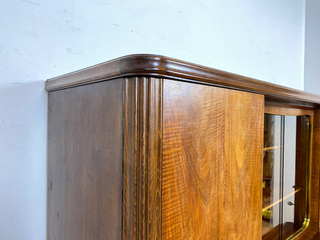 WMK Formschöner & sehr gut erhaltener 1930er Jahre Art Deco Wohnzimmerschrank aus vollem Holz mit Vitrine, Schubladen & Messingbeschlägen # Schrank Highboard Vitrinenschrank Sideboard Anrichte Vintage