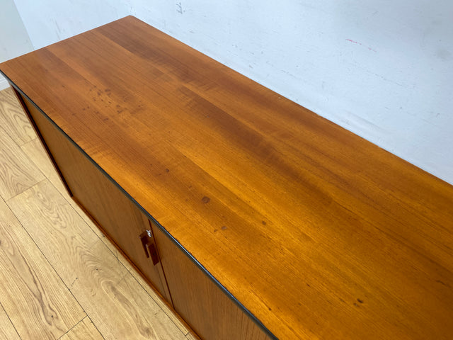 Stilvolles skandinavisches Vintage Sideboard in Teakholz mit Lamellen Schiebetüren und Metallfüßen I Kommode Schrank Tv Lowboard Aktenschrank Schuhkommode Mid-Century I