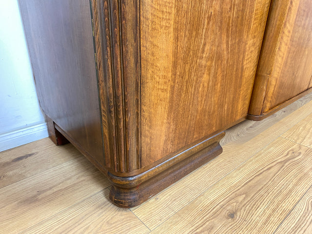 WMK Formschöner & sehr gut erhaltener 1930er Jahre Art Deco Wohnzimmerschrank aus vollem Holz mit Vitrine, Schubladen & Messingbeschlägen # Schrank Highboard Vitrinenschrank Sideboard Anrichte Vintage