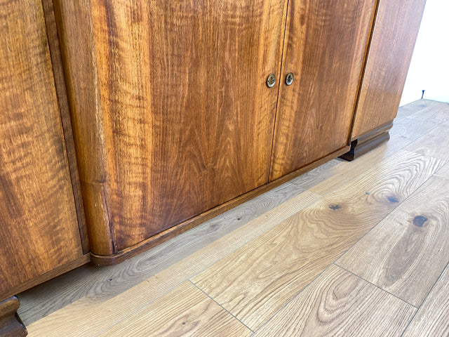 WMK Formschöner & sehr gut erhaltener 1930er Jahre Art Deco Wohnzimmerschrank aus vollem Holz mit Vitrine, Schubladen & Messingbeschlägen # Schrank Highboard Vitrinenschrank Sideboard Anrichte Vintage