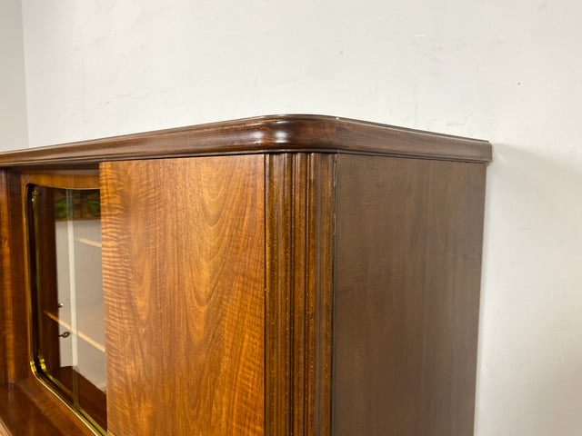 WMK Formschöner & sehr gut erhaltener 1930er Jahre Art Deco Wohnzimmerschrank aus vollem Holz mit Vitrine, Schubladen & Messingbeschlägen # Schrank Highboard Vitrinenschrank Sideboard Anrichte Vintage