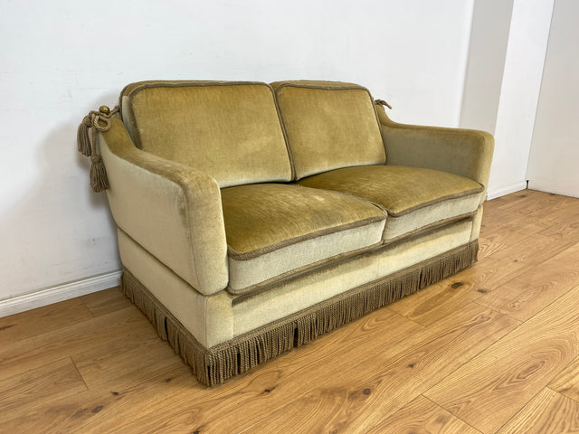 WMK Süßes, sehr bequemes und gut erhaltenes kleines Vintage Sofa mit aufklappbaren Armlehnen, schönen Fransen und weichem Samt Bezug # grüne 2er Couch 2-Sitzer Daybed Chaiselongue Liege Vintage Retro