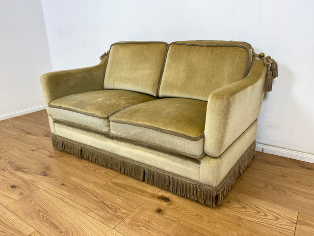 WMK Süßes, sehr bequemes und gut erhaltenes kleines Vintage Sofa mit aufklappbaren Armlehnen, schönen Fransen und weichem Samt Bezug # grüne 2er Couch 2-Sitzer Daybed Chaiselongue Liege Vintage Retro