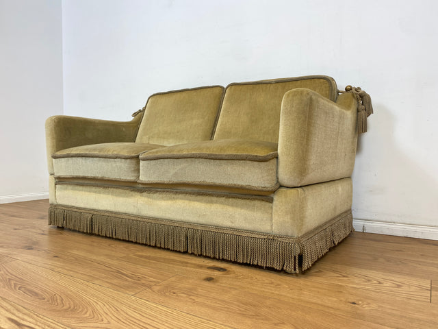 WMK Süßes, sehr bequemes und gut erhaltenes kleines Vintage Sofa mit aufklappbaren Armlehnen, schönen Fransen und weichem Samt Bezug # grüne 2er Couch 2-Sitzer Daybed Chaiselongue Liege Vintage Retro