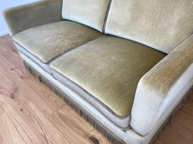 WMK Süßes, sehr bequemes und gut erhaltenes kleines Vintage Sofa mit aufklappbaren Armlehnen, schönen Fransen und weichem Samt Bezug # grüne 2er Couch 2-Sitzer Daybed Chaiselongue Liege Vintage Retro