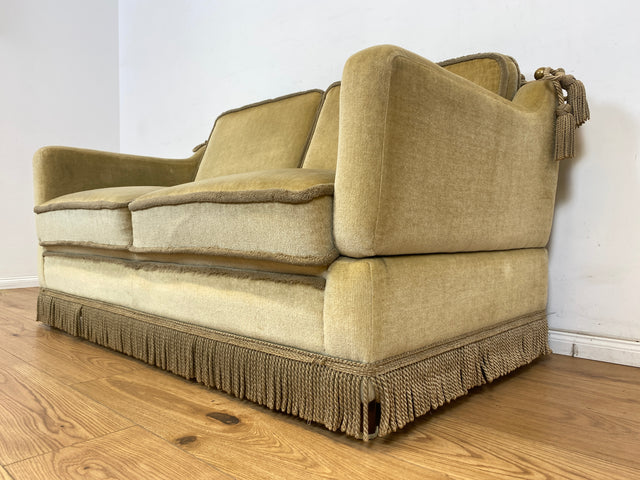 WMK Süßes, sehr bequemes und gut erhaltenes kleines Vintage Sofa mit aufklappbaren Armlehnen, schönen Fransen und weichem Samt Bezug # grüne 2er Couch 2-Sitzer Daybed Chaiselongue Liege Vintage Retro