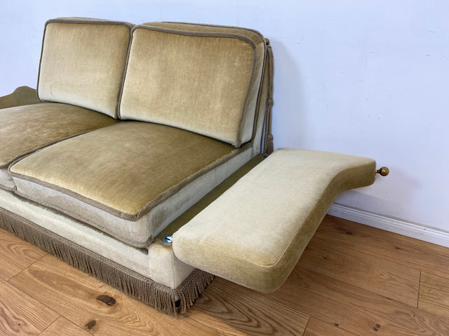 WMK Süßes, sehr bequemes und gut erhaltenes kleines Vintage Sofa mit aufklappbaren Armlehnen, schönen Fransen und weichem Samt Bezug # grüne 2er Couch 2-Sitzer Daybed Chaiselongue Liege Vintage Retro