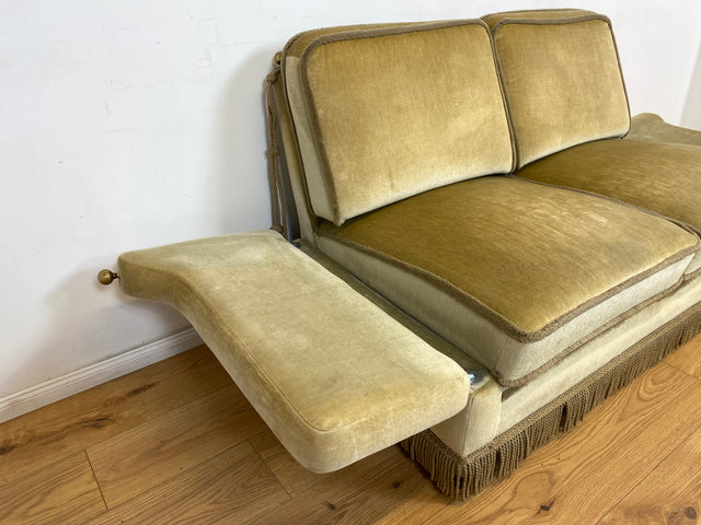 WMK Süßes, sehr bequemes und gut erhaltenes kleines Vintage Sofa mit aufklappbaren Armlehnen, schönen Fransen und weichem Samt Bezug # grüne 2er Couch 2-Sitzer Daybed Chaiselongue Liege Vintage Retro