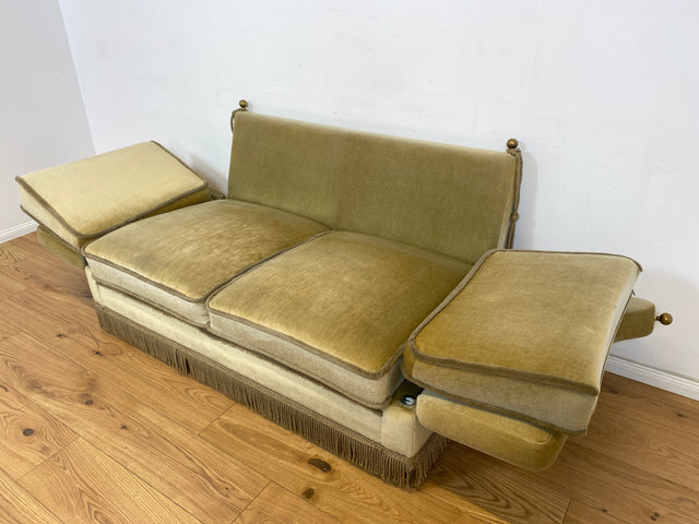 WMK Süßes, sehr bequemes und gut erhaltenes kleines Vintage Sofa mit aufklappbaren Armlehnen, schönen Fransen und weichem Samt Bezug # grüne 2er Couch 2-Sitzer Daybed Chaiselongue Liege Vintage Retro