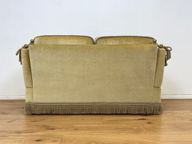 WMK Süßes, sehr bequemes und gut erhaltenes kleines Vintage Sofa mit aufklappbaren Armlehnen, schönen Fransen und weichem Samt Bezug # grüne 2er Couch 2-Sitzer Daybed Chaiselongue Liege Vintage Retro