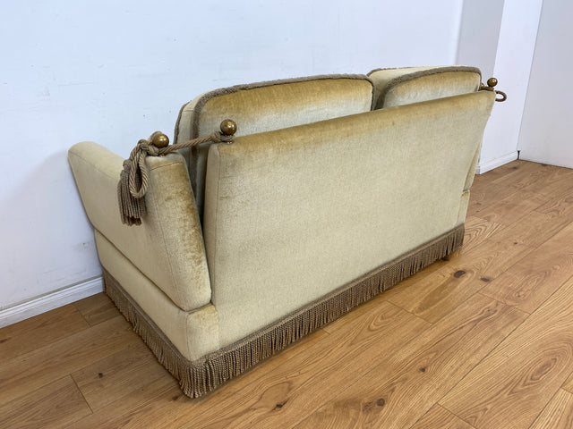 WMK Süßes, sehr bequemes und gut erhaltenes kleines Vintage Sofa mit aufklappbaren Armlehnen, schönen Fransen und weichem Samt Bezug # grüne 2er Couch 2-Sitzer Daybed Chaiselongue Liege Vintage Retro