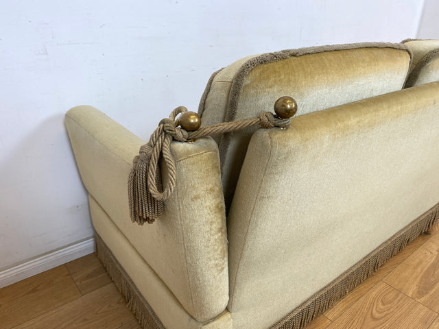 WMK Süßes, sehr bequemes und gut erhaltenes kleines Vintage Sofa mit aufklappbaren Armlehnen, schönen Fransen und weichem Samt Bezug # grüne 2er Couch 2-Sitzer Daybed Chaiselongue Liege Vintage Retro