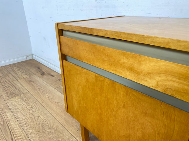 WMK Stilvoller und geräumiger Mid-Century Nachttisch 794/10 von VEB Hellerau in Birke mit Schublade # Nachtschrank Nachtkommode Nachtschränkchen Bedside Table Kommode Vintage DDR 50er 60er