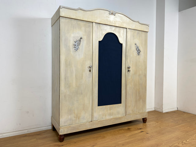 WMK Imposanter & gut erhaltener antiker Kleiderschrank aus vollem Holz mit blau bespannter Mitteltür # Schrank Wäscheschrank Schlafzimmerschrank Dielenschrank Bauernschrank Wardrobe Vintage Jugendstil