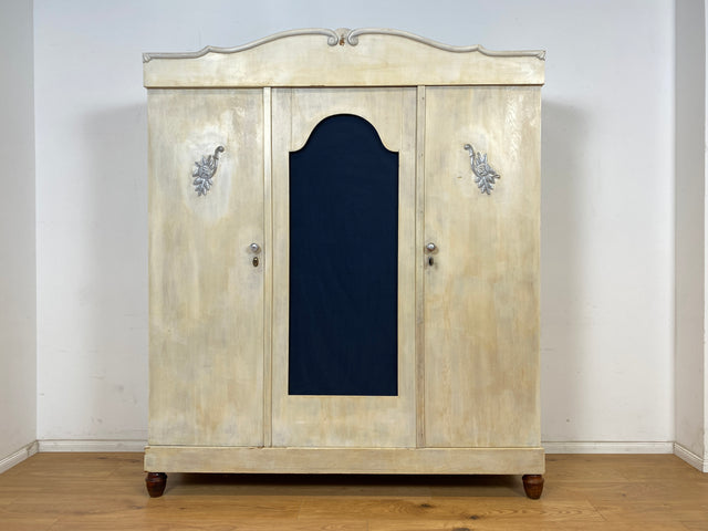 WMK Imposanter & gut erhaltener antiker Kleiderschrank aus vollem Holz mit blau bespannter Mitteltür # Schrank Wäscheschrank Schlafzimmerschrank Dielenschrank Bauernschrank Wardrobe Vintage Jugendstil