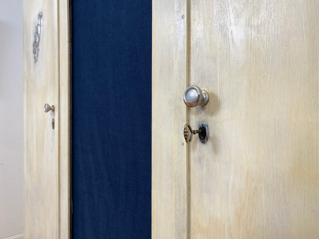 WMK Imposanter & gut erhaltener antiker Kleiderschrank aus vollem Holz mit blau bespannter Mitteltür # Schrank Wäscheschrank Schlafzimmerschrank Dielenschrank Bauernschrank Wardrobe Vintage Jugendstil