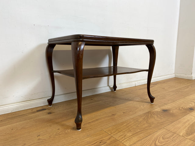 WMK Formschöner und gut erhaltener 60er Jahre Chippendale Beistelltisch aus Nussbaum mit praktischer Ablage # Tisch Couchtisch Salontisch Coffee Table Wohnzimmertisch Ablage Stilmöbel Vintage