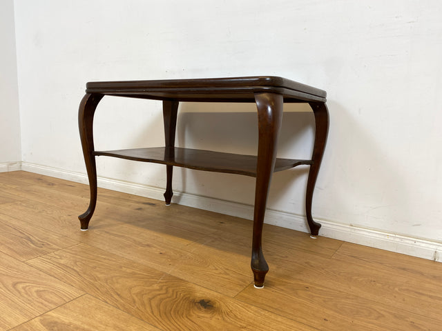 WMK Formschöner und gut erhaltener 60er Jahre Chippendale Beistelltisch aus Nussbaum mit praktischer Ablage # Tisch Couchtisch Salontisch Coffee Table Wohnzimmertisch Ablage Stilmöbel Vintage