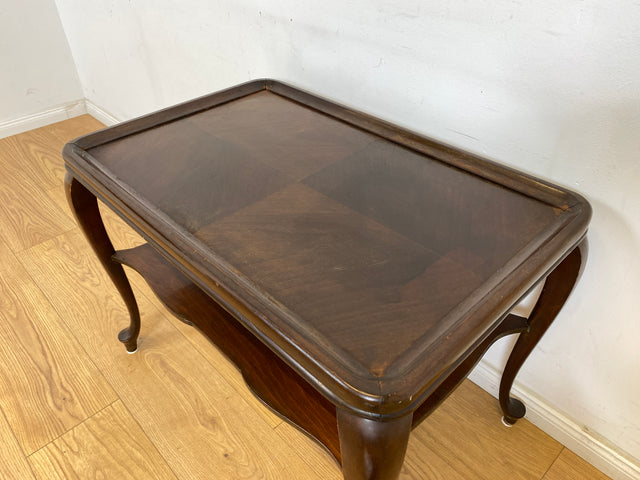 WMK Formschöner und gut erhaltener 60er Jahre Chippendale Beistelltisch aus Nussbaum mit praktischer Ablage # Tisch Couchtisch Salontisch Coffee Table Wohnzimmertisch Ablage Stilmöbel Vintage