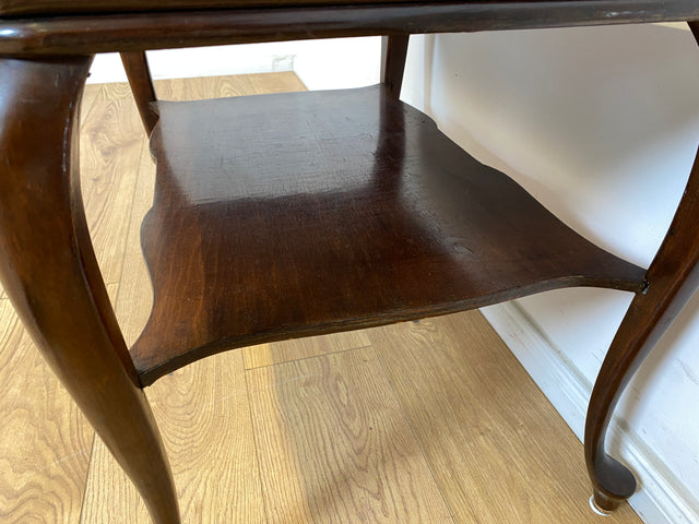 WMK Formschöner und gut erhaltener 60er Jahre Chippendale Beistelltisch aus Nussbaum mit praktischer Ablage # Tisch Couchtisch Salontisch Coffee Table Wohnzimmertisch Ablage Stilmöbel Vintage