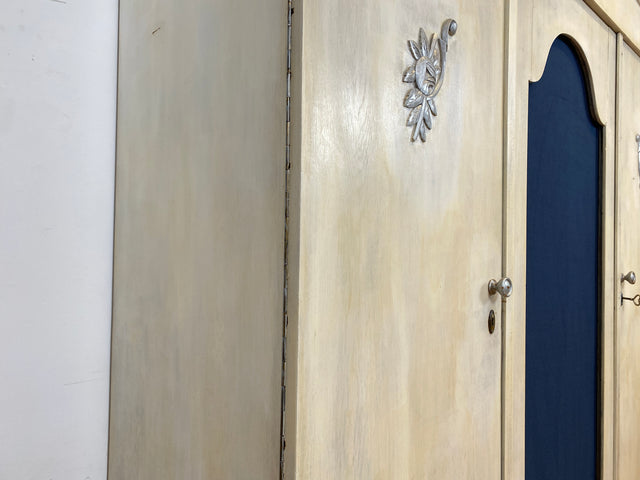 WMK Imposanter & gut erhaltener antiker Kleiderschrank aus vollem Holz mit blau bespannter Mitteltür # Schrank Wäscheschrank Schlafzimmerschrank Dielenschrank Bauernschrank Wardrobe Vintage Jugendstil