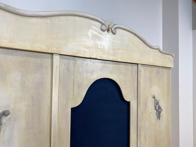 WMK Imposanter & gut erhaltener antiker Kleiderschrank aus vollem Holz mit blau bespannter Mitteltür # Schrank Wäscheschrank Schlafzimmerschrank Dielenschrank Bauernschrank Wardrobe Vintage Jugendstil