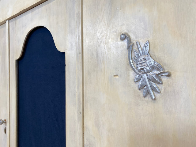 WMK Imposanter & gut erhaltener antiker Kleiderschrank aus vollem Holz mit blau bespannter Mitteltür # Schrank Wäscheschrank Schlafzimmerschrank Dielenschrank Bauernschrank Wardrobe Vintage Jugendstil